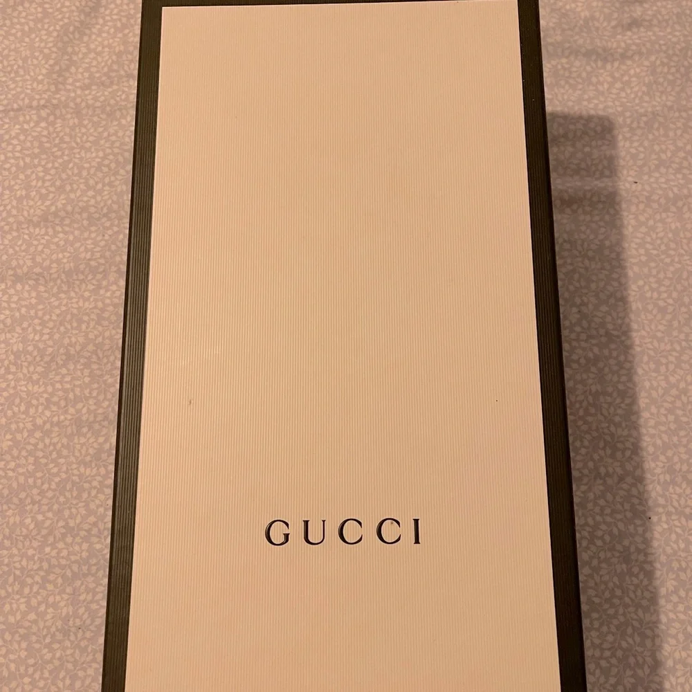 Gucci sneakers in fair condition, only worn like 5-7 times, size 9 men. - Picture 2 of 4